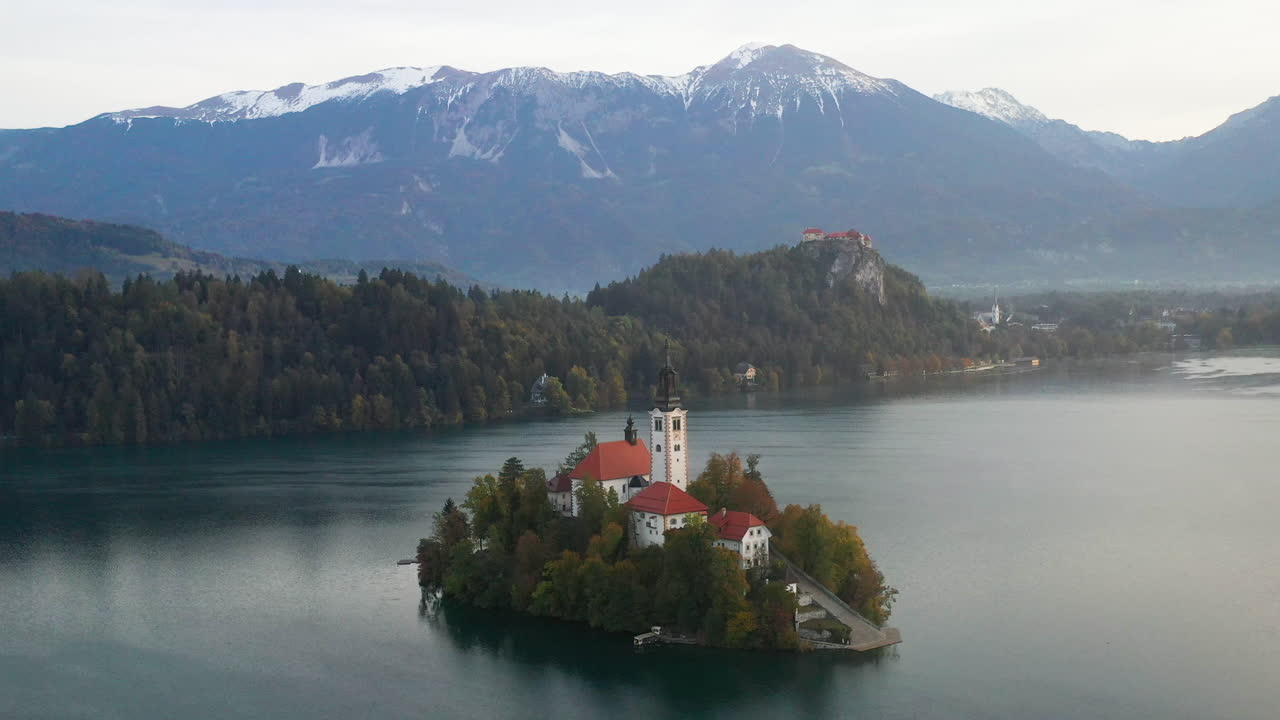 Ripresa aerea rotante che rivela la Chiesa di Pellegrinaggio dell'Assunzione di Maria, Slovenia