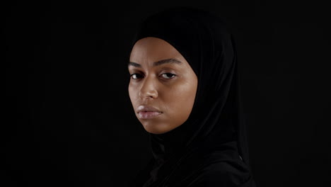 retrato de una mujer con hijab
