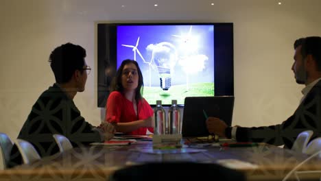 colegas de negocios interactuando entre sí en la sala de conferencias 4k