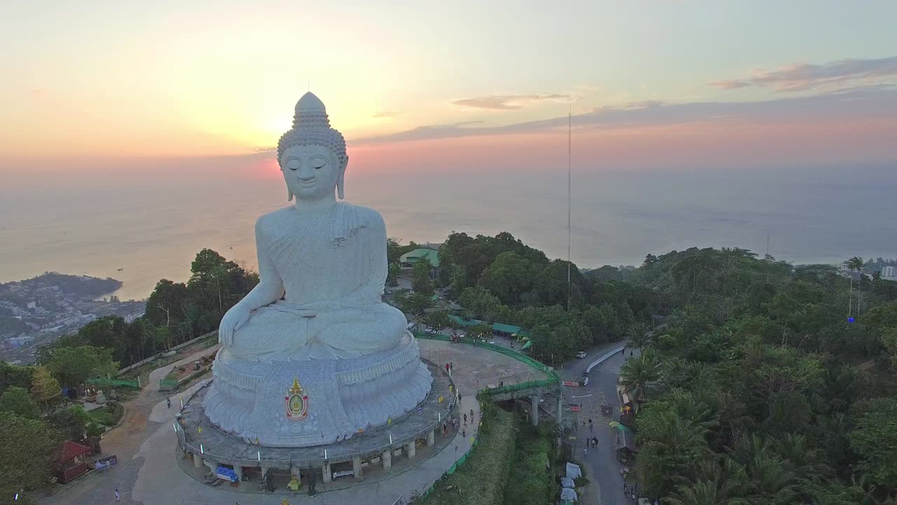 vista aérea del hermoso gran buda en la isla de phuket.