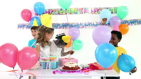 animación de líneas en zigzag sobre niños que se divierten en una fiesta
