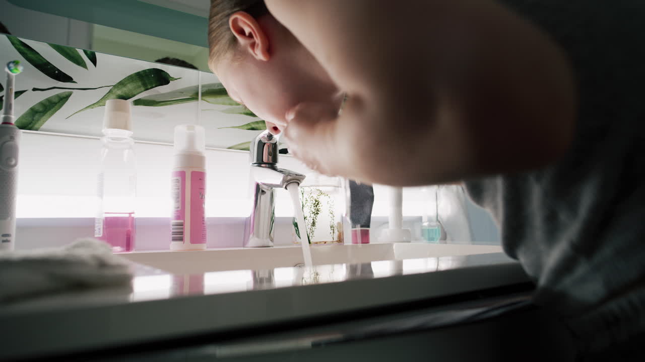 욕실에서 손을  ⁇ 는 여자