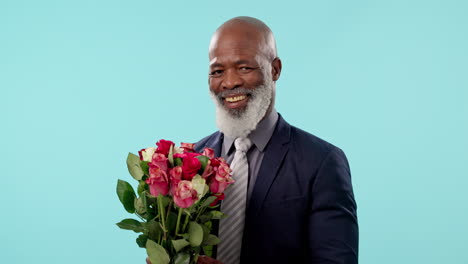 sonrisa, olor a flores y un hombre con un ramo