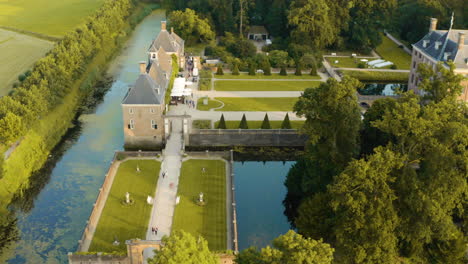 Vista-Aérea-De-Un-Histórico-Castillo-De-Agua-En-Los-Países-Bajos