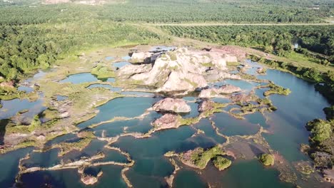 Vista-Aérea-Paraíso-De-La-Cantera-Que-Tiene-Un-Lago-De-Color-Azul,-Malasia.