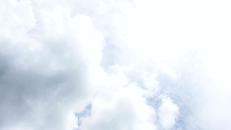 4k time-lapse, nube en el cielo azul como fondo