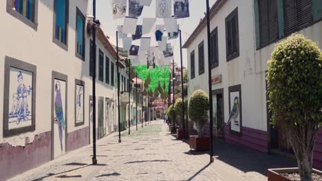 una calle colorida en madeira, portugal