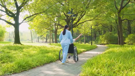 Unterstützung-Bei-Der-Häuslichen-Krankenpflege,-Gespräch-Oder-Krankenschwester,-Die-Mit-Einem-Alten-Mann-Die-Hand-Hält,-Um-Ihm-Zu-Helfen,-Seniorenpflege-Oder-Patienteneinfühlungsvermögen