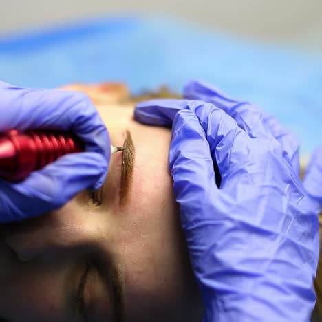tatuador haciendo maquillaje permanente