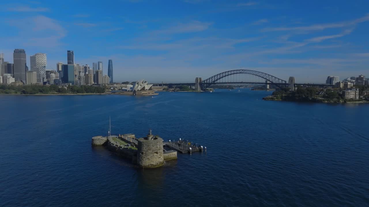 시드니 오페라 하우스와 하버 브릿지와 함께 시드니 항구의 포트 데니슨 드론 영상