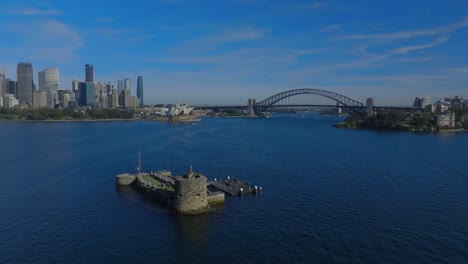 imágenes de drones de fort denison en el puerto de sydney con la ópera de sydney y el puente del puerto