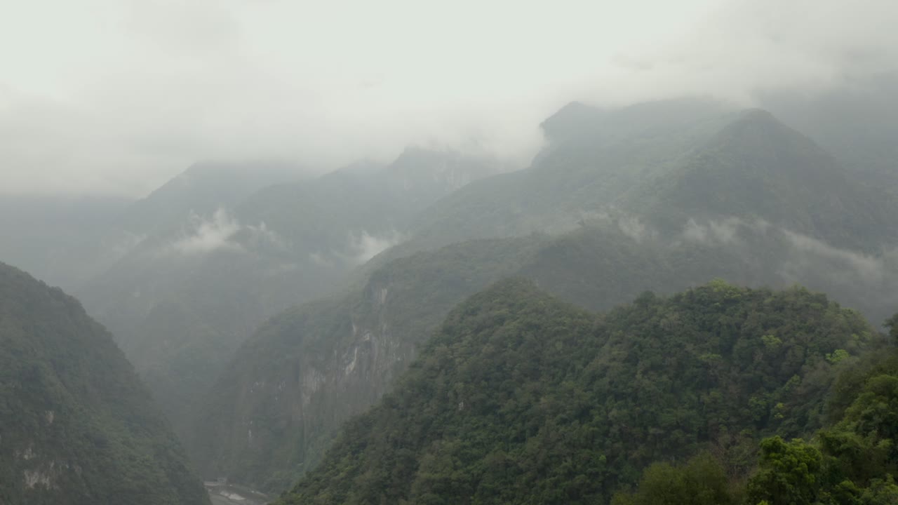 ущелье тароко вид с воздуха над пышным туманным лесом тропической дикой природы зеленые склоны холмов на тайване