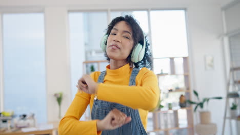 Música,-Libertad-Y-Baile-Con-Mujer-En-El-Sofá.