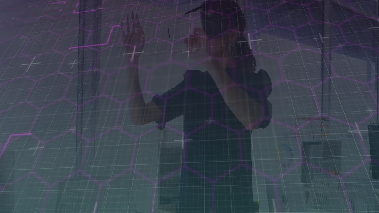 animación de rastros de luz púrpura con hexágonos sobre mujer usando auriculares vr y moviendo sus manos