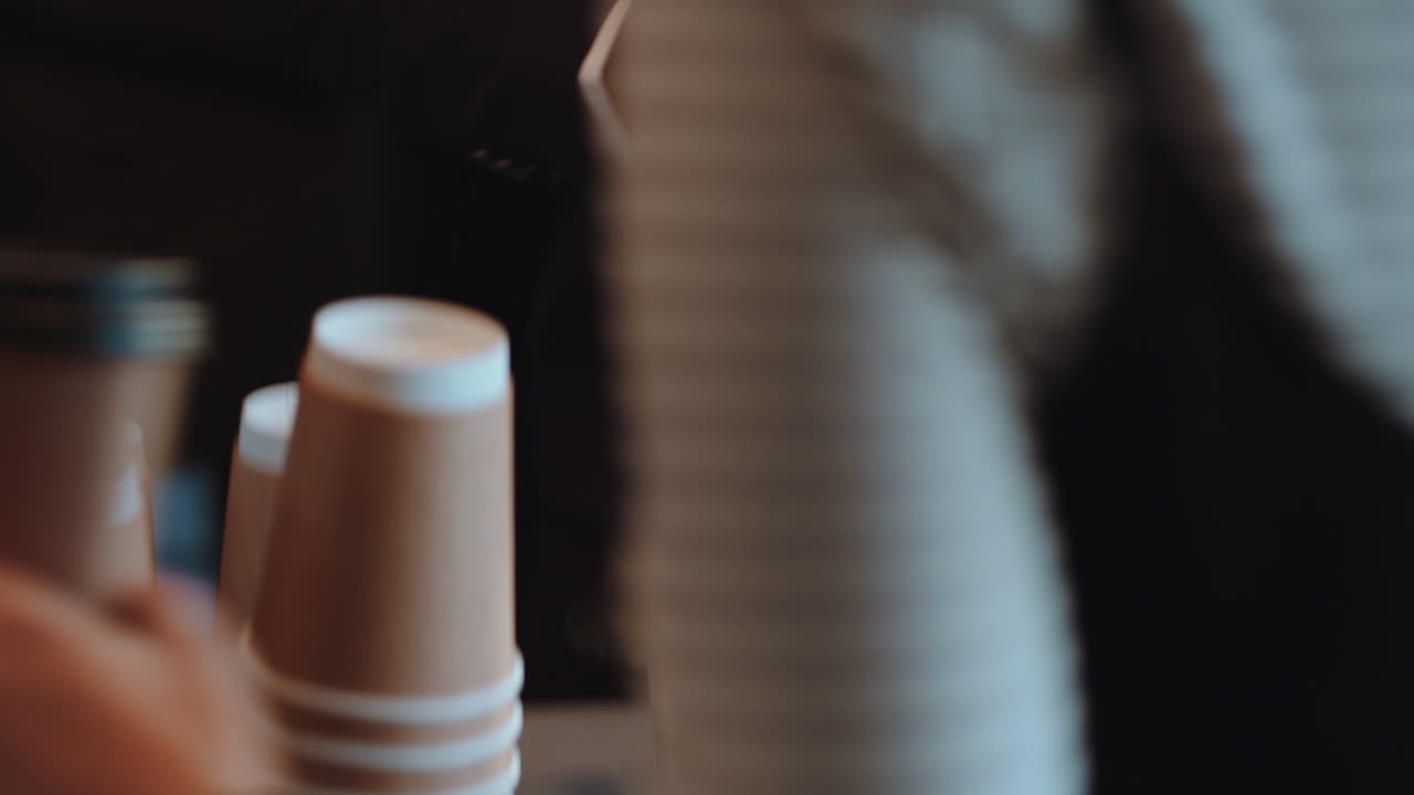 가까운 고객이 스마트 워치를 사용하여 접촉없는 결제를하고 모바일 돈 송금 카페에서 커피를 구입하고 레스토랑에서 서비스를 즐기고 있습니다.