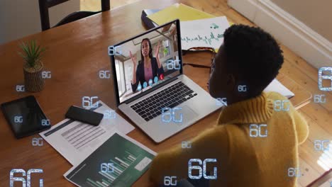 Video-Der-Digitalen-Schnittstelle-Und-6G-Text-über-Eine-Afroamerikanerin,-Die-Einen-Laptop-Benutzt