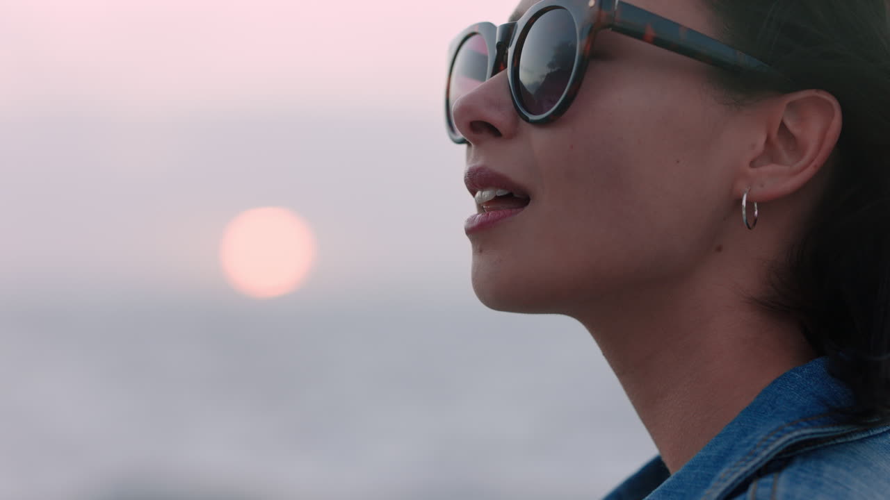 아름다운 아시아 여성의 초상화 미소 무관심한 라이프 스타일을 즐기고 휴가에서 자유를 탐험하고 바람이 불어서 행복해 보이는 머리카락, 선글라스를 착용하고