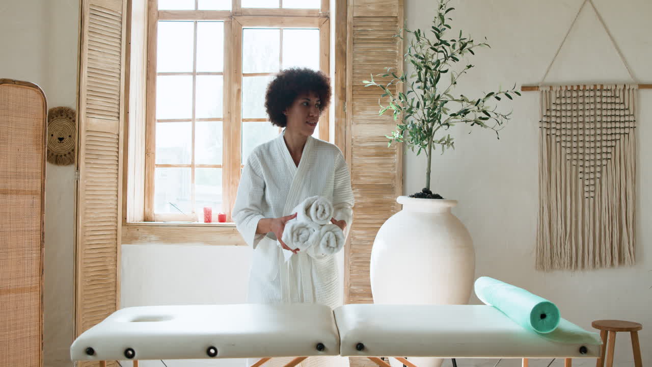 masajista preparando la habitación para el siguiente cliente