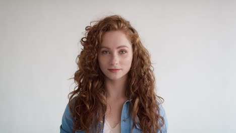 Retrato-De-Una-Joven-Caucásica-Con-Pelo-Rojo-Sobre-Fondo-Blanco.