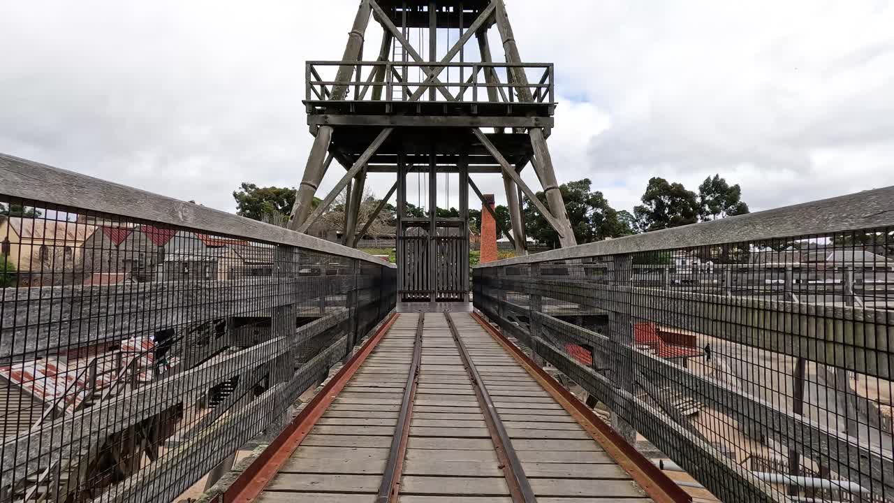 역사적인 광산 타워를 향해 고 있습니다.