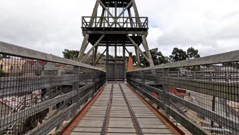 caminando hacia una histórica torre minera
