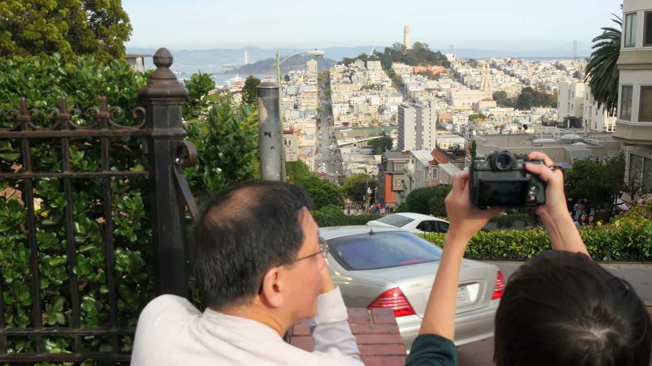 샌프란시스코 도시 풍경을 촬영하는 관광객