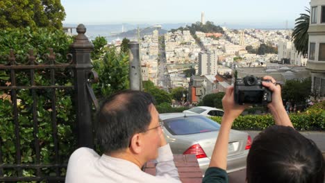 turistas fotografiando el paisaje urbano de san francisco