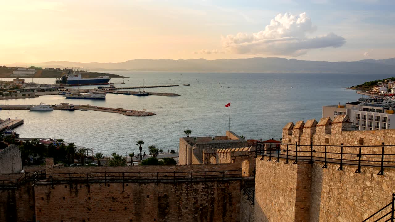 paisaje de la ciudad de cesme desde el castillo de cesme, turquía