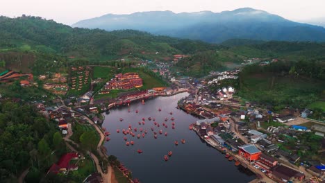 estableciendo la vista aérea de la aldea de la niebla mae hong hijo tailandia. prohibir ratas tailandesas alrededor de las plantaciones de té