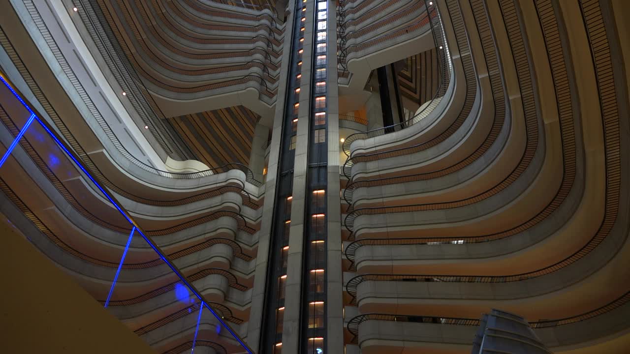 애틀랜타 조지아 1의 메리어트 마르퀴스 호텔을 올려다보는 낮은 각도의 관점