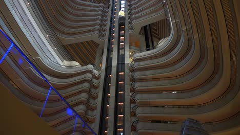 una perspectiva de ángulo bajo mirando hacia el hotel marriott marquis en atlanta georgia 1
