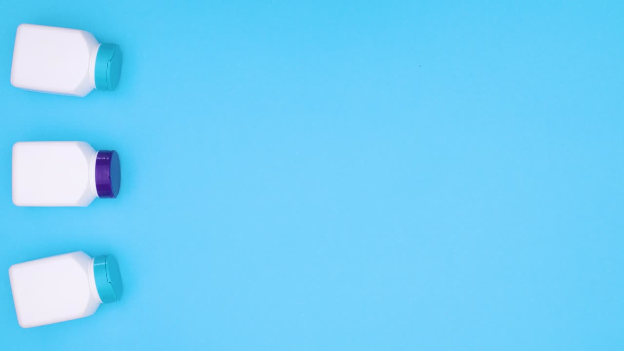 Piller kommer ud fra medicinske plastikflasker på venstre side af et blåt tema. Stop motion
