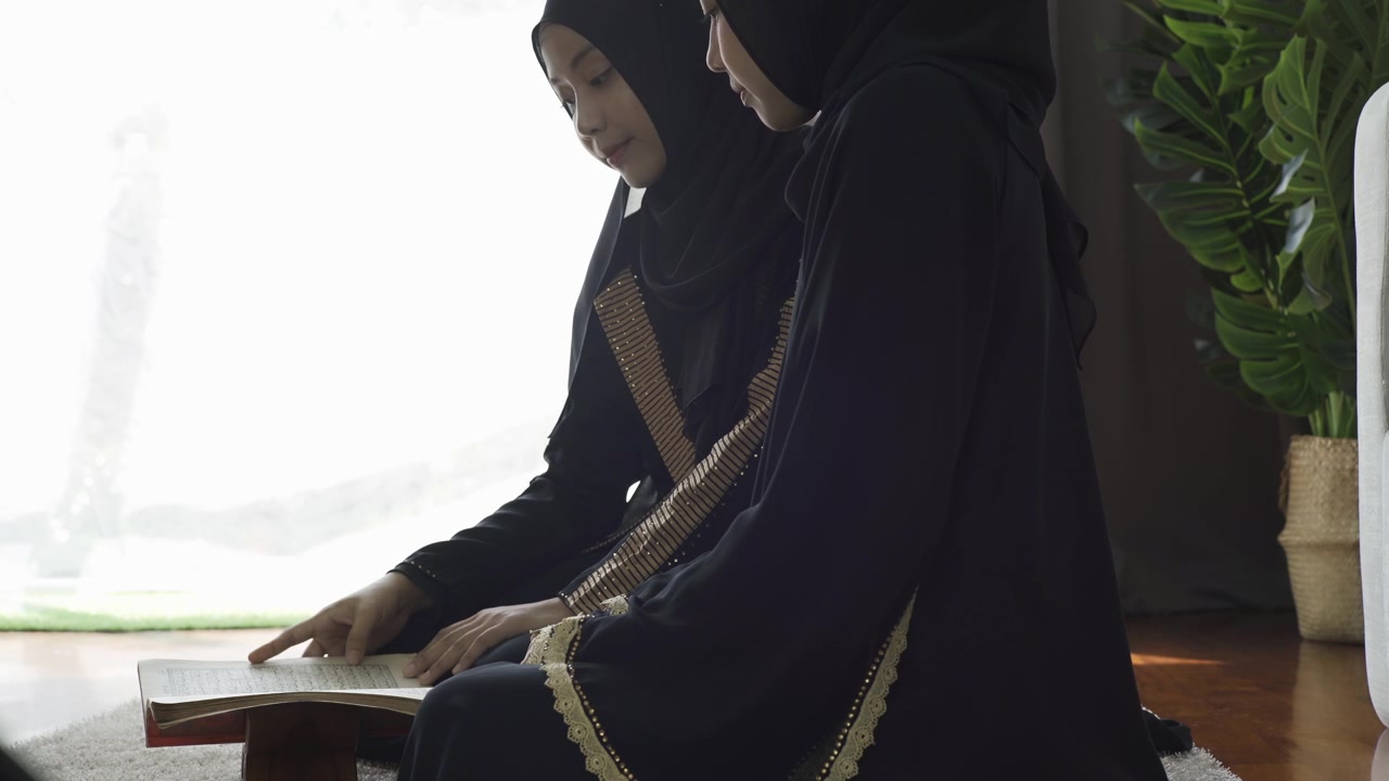 Una donna musulmana asiatica che recita la Salah o il passaggio Salat al-Fatiha del Corano, in un singolo atto di sujud chiamato sajdah o prostrazione, a casa.