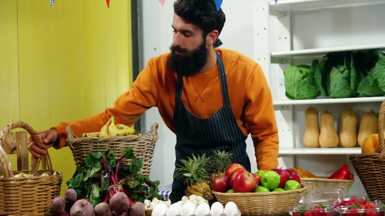 personal masculino que trabaja en el mostrador de verduras