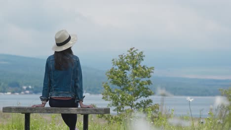 帽子をかぶった女性の後ろの景色