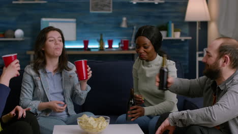 amigos multiculturales divirtiéndose juntos, animando botellas de cerveza