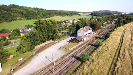 estación de tren de osoblaha con ferrocarril de vía estrecha en la república checa