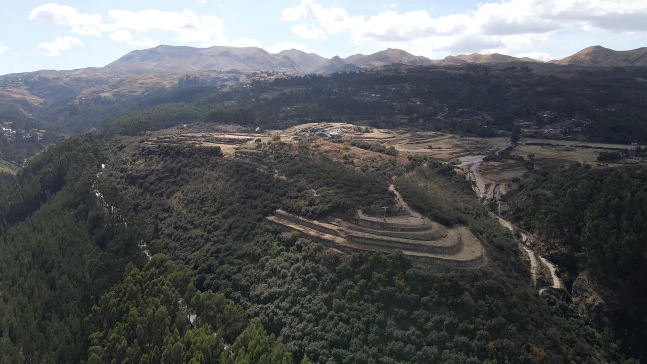 인카 마블 (inca marvel) 은 쿠스코의 고대 요새를 보여주는 놀라운 드론 촬영으로 위에서 포착되었습니다.