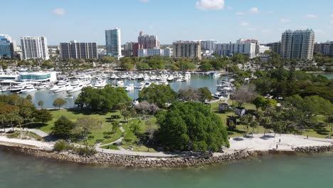 El-Parque-Frente-A-La-Bahía,-El-Sendero-Marina-Jack,-El-Puerto-Deportivo-Y-Los-Impresionantes-Rascacielos-Del-Centro-De-Sarasota-En-Esta-Increíble-Antena-En-Sarasota,-Florida