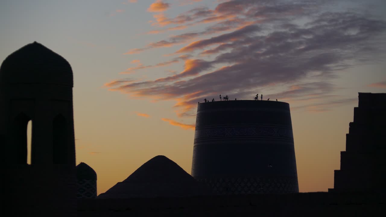 edificios orientales en silueta contra el telón de fondo de un hermoso cielo