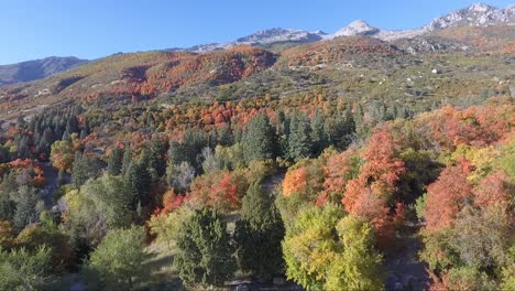 Eine-Drohne-Fliegt-über-Die-Felsen-Und-Hänge-Des-Dry-Creek-Trailhead-In-Alpine,-Utah,-Während-Sich-Die-Blätter-In-Leuchtende-Herbstfarben-Verwandeln