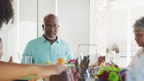 Video-Einer-Afroamerikanischen-Familie,-Die-Vor-Dem-Essen-Gemeinsam-Betet