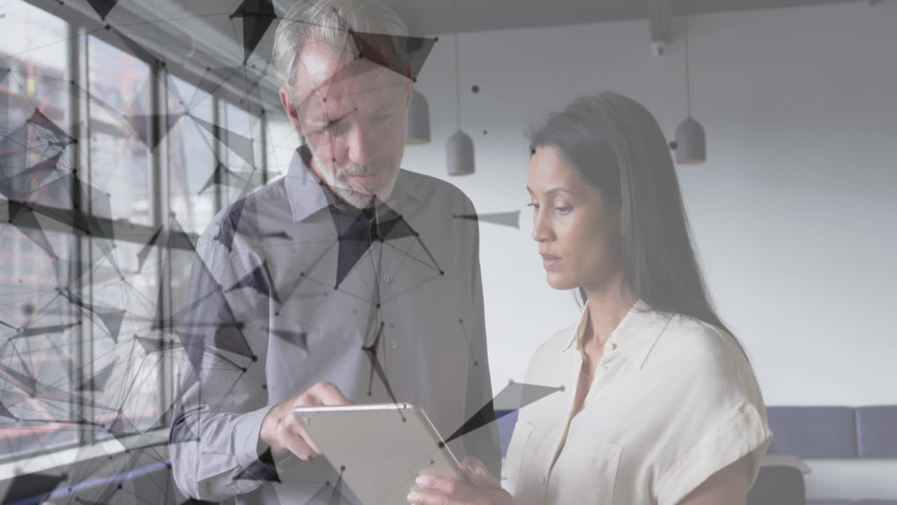 animación de conexiones que giran sobre diversas personas de negocios que trabajan en la oficina.