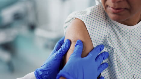 médico, manos y yeso en el brazo