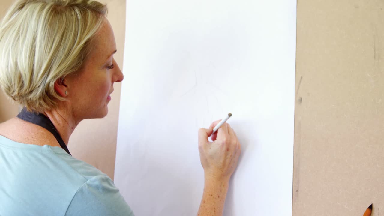 mujer dibujando boceto en lienzo 4k