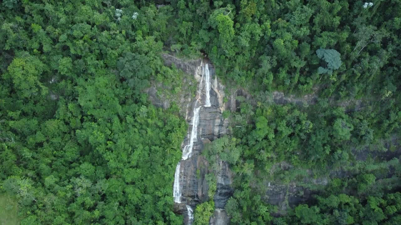 vista aérea de una cascada en la cima de una montaña