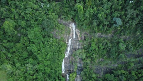 Vista-Aérea-De-Una-Cascada-En-La-Cima-De-Una-Montaña