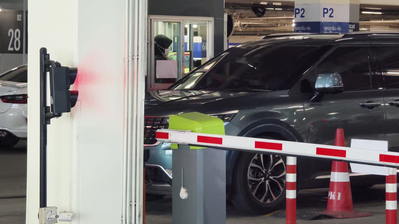 주차장 입구 및 출구