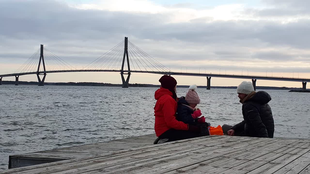 создание кадров длинного подвесного моста и поход семьи с пикником