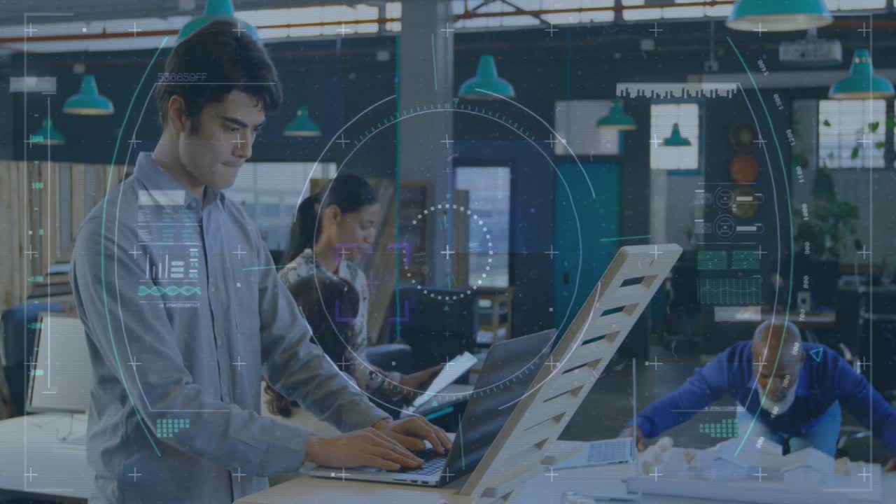 animación de escaneo de alcance y procesamiento de datos sobre diversas personas de negocios.